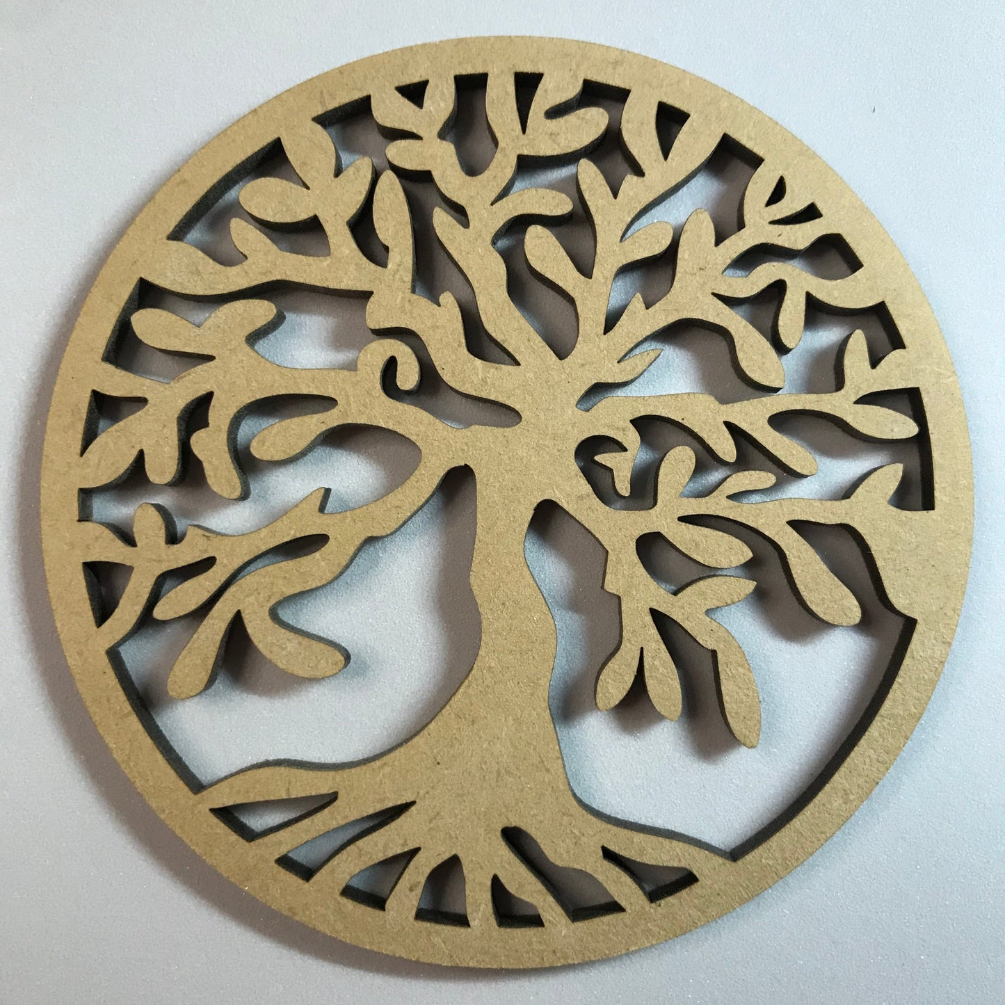 Très jolie plaque en bois gravée Arbre de Vie de 10cm de diamètre et de 4mm d’épaisseur. 