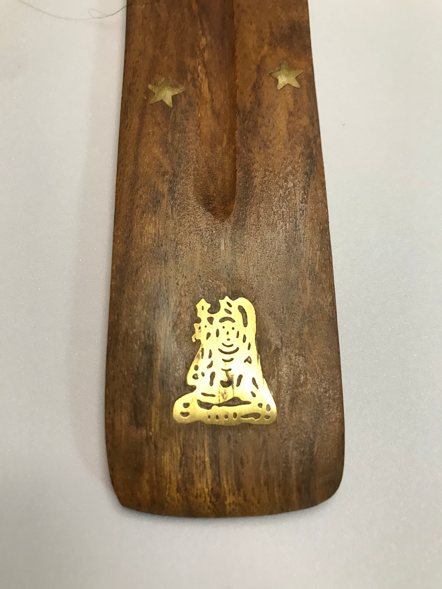 Ce joli porte-encens en bois crée une ambiance zen et apaisante. Fabriqué en bois naturel, il offre une touche chaleureuse et relaxante à votre intérieur ou votre espace de méditation.
