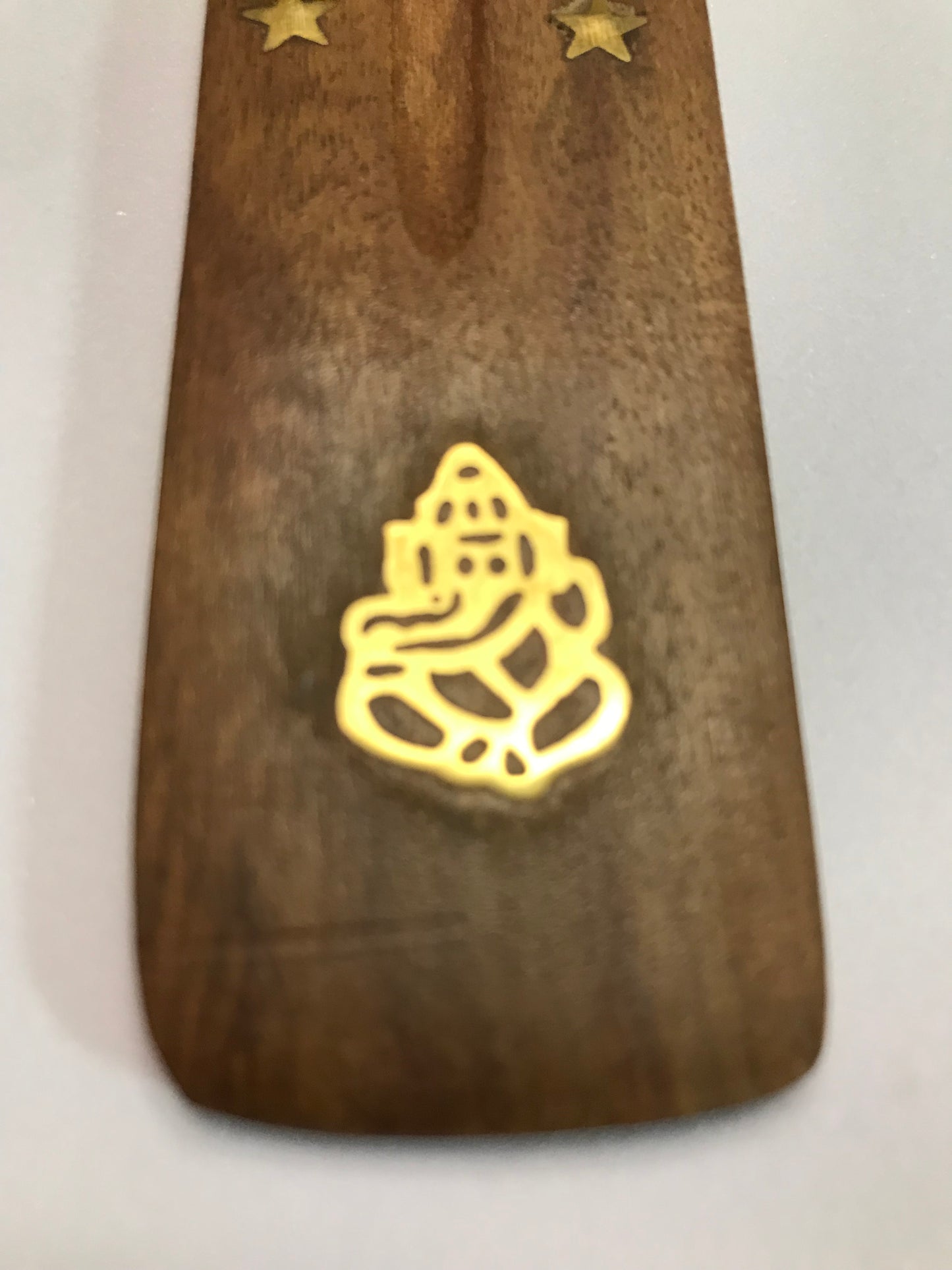 Ce joli porte-encens en bois crée une ambiance zen et apaisante. Fabriqué en bois naturel, il offre une touche chaleureuse et relaxante à votre intérieur ou votre espace de méditation.