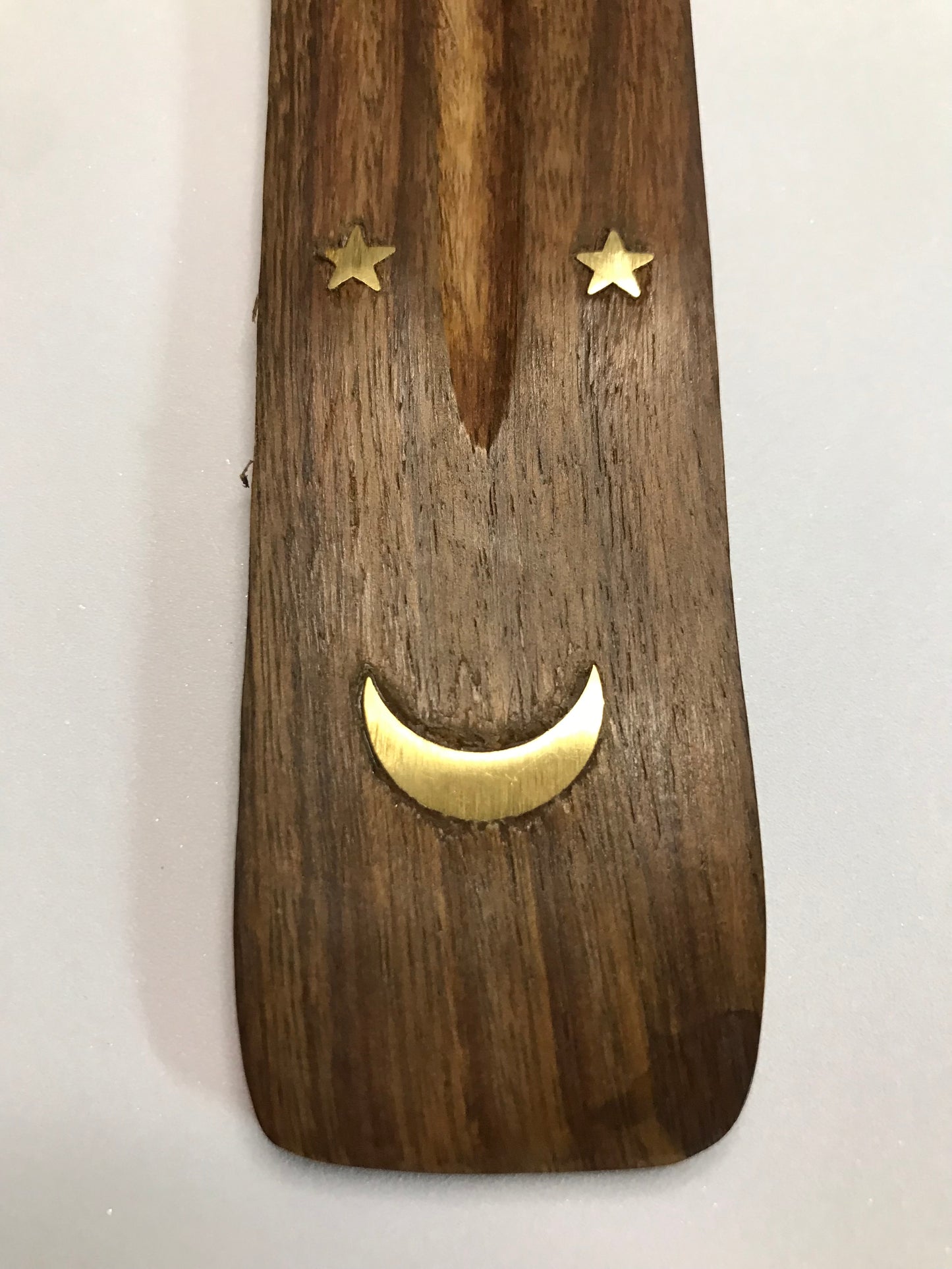 Ce joli porte-encens en bois crée une ambiance zen et apaisante. Fabriqué en bois naturel, il offre une touche chaleureuse et relaxante à votre intérieur ou votre espace de méditation.