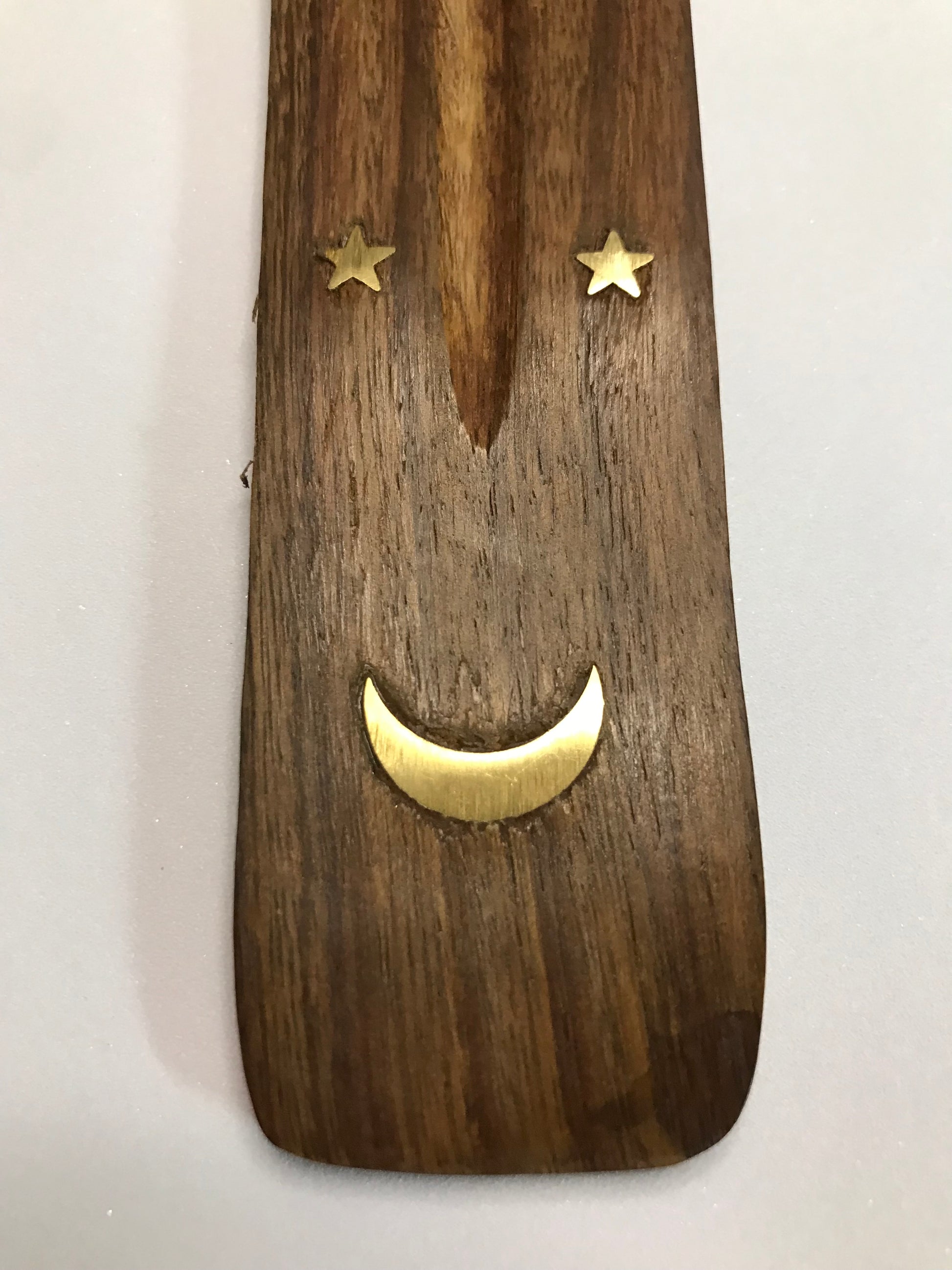 Ce joli porte-encens en bois crée une ambiance zen et apaisante. Fabriqué en bois naturel, il offre une touche chaleureuse et relaxante à votre intérieur ou votre espace de méditation.