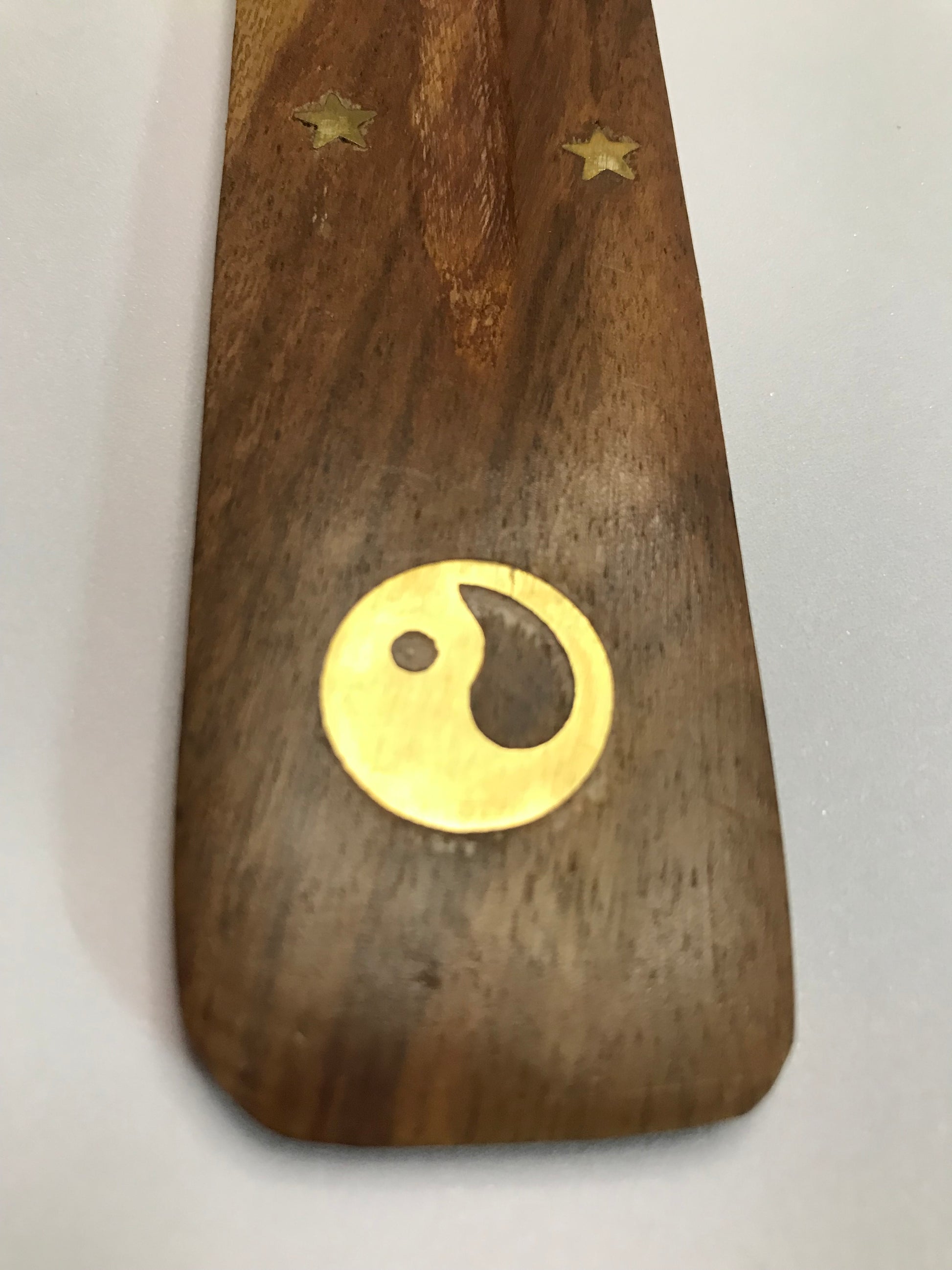 Ce joli porte-encens en bois crée une ambiance zen et apaisante. Fabriqué en bois naturel, il offre une touche chaleureuse et relaxante à votre intérieur ou votre espace de méditation.