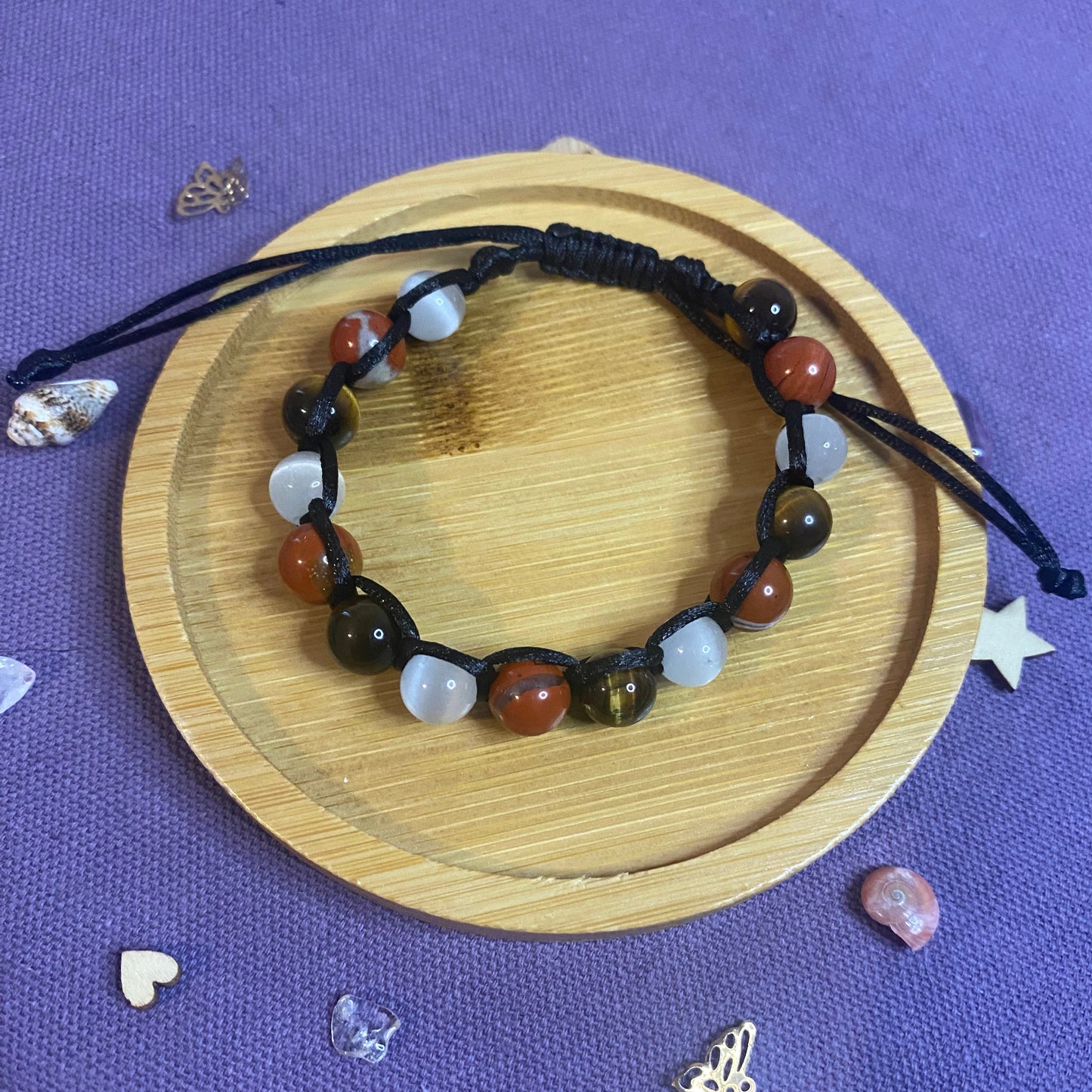 Bracelet énergétique Shamballa Confiance et Sérénité en pierres naturelles, noué à la main avec un fil ajustable. Bijou artisanal conçu pour favoriser l’équilibre, la protection et le bien-être.