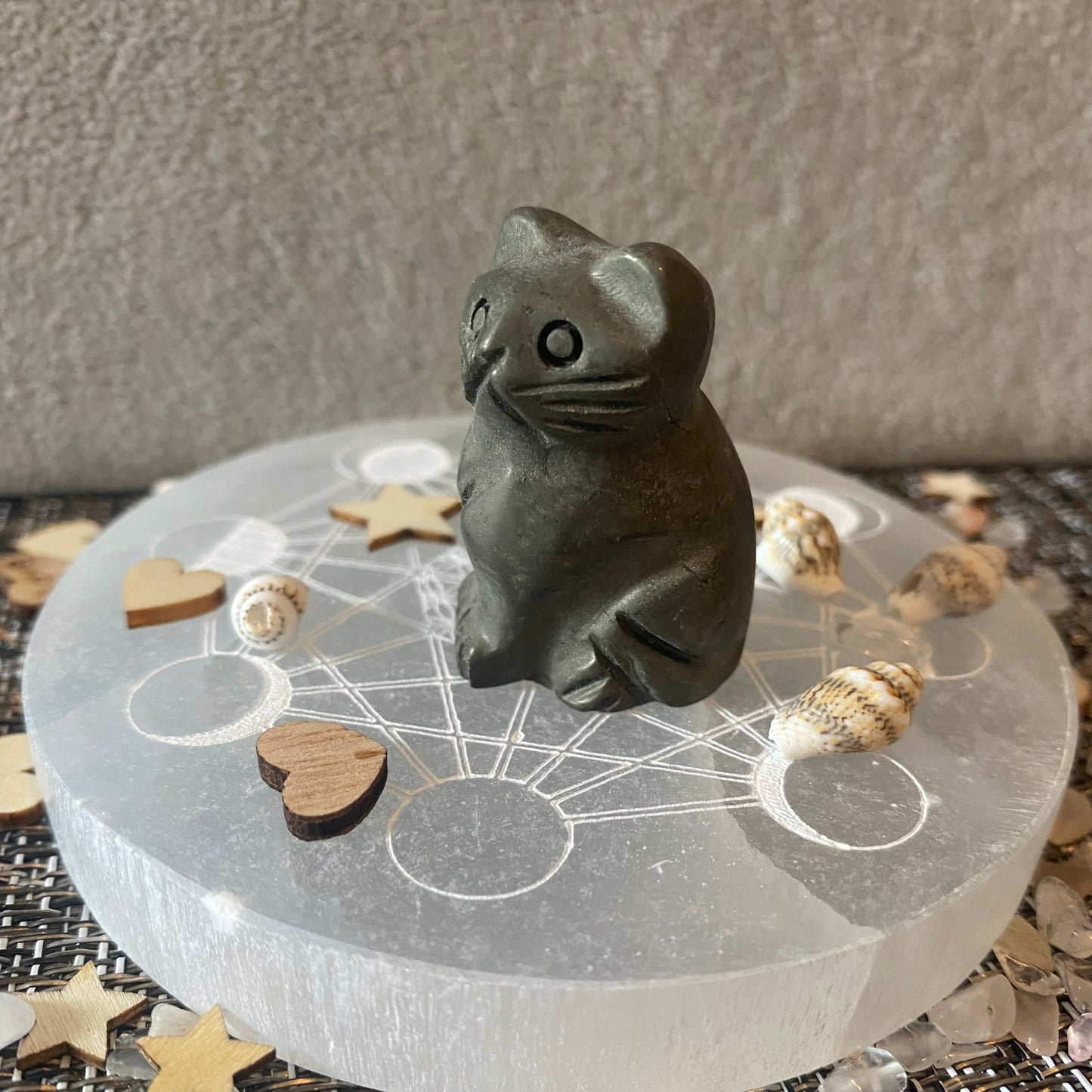 adorable petite statuette de chat en pierre naturelle pyrite