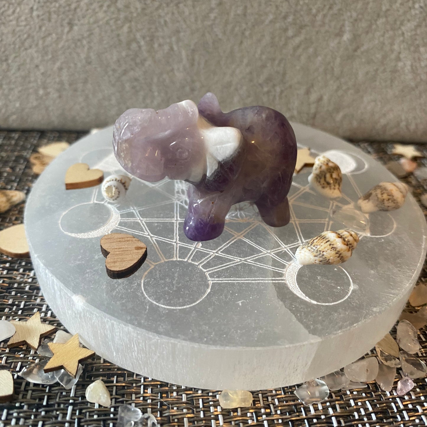 adorable petite statuette d'éléphant en pierre naturelle d'améthyste