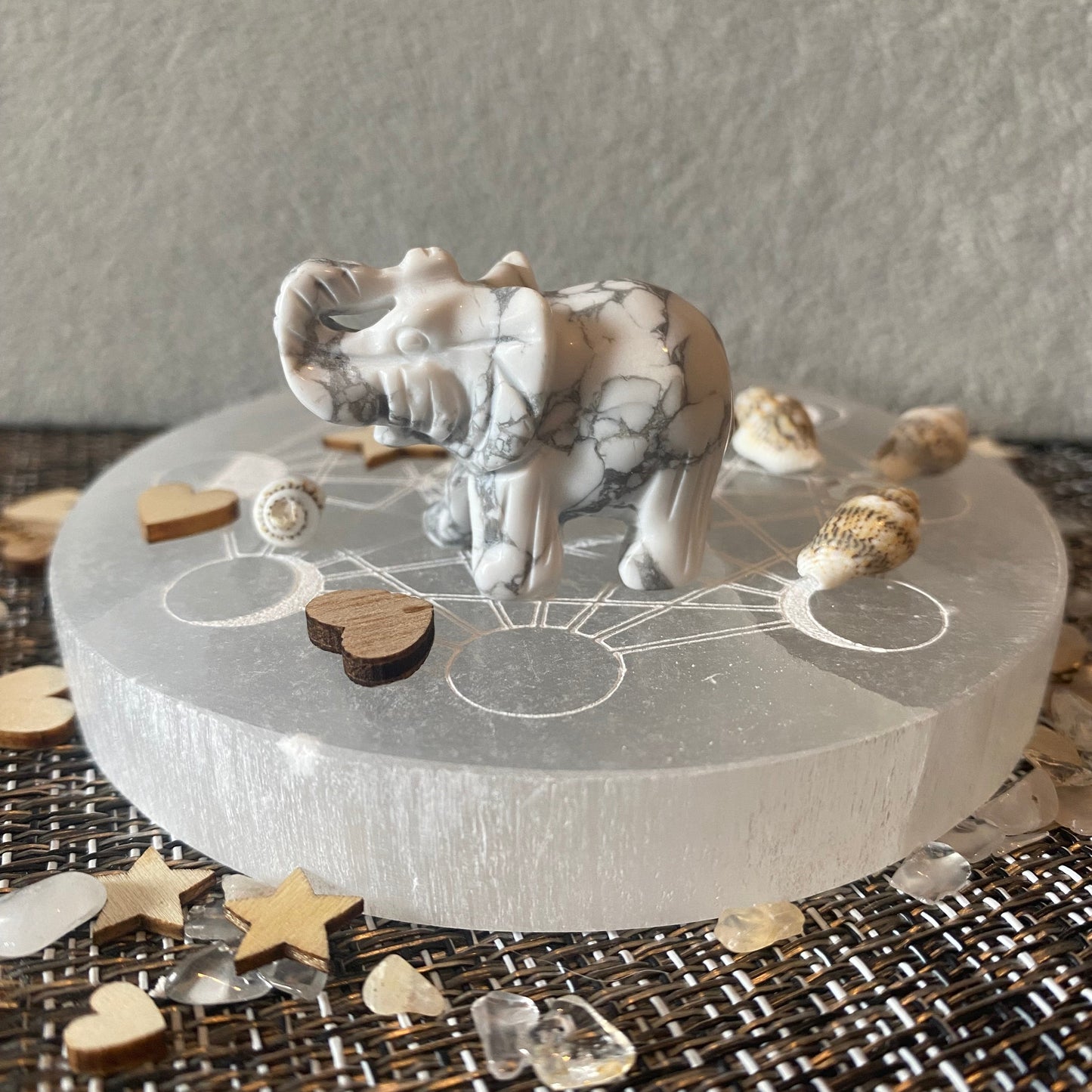 adorable petite statuette d'éléphant en pierre naturelle d'howlite