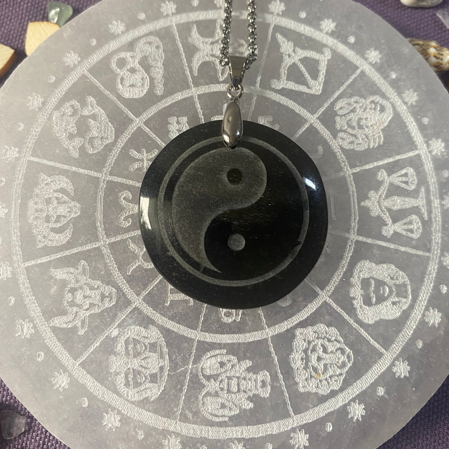 pendentif yin yang en obsidienne dorée