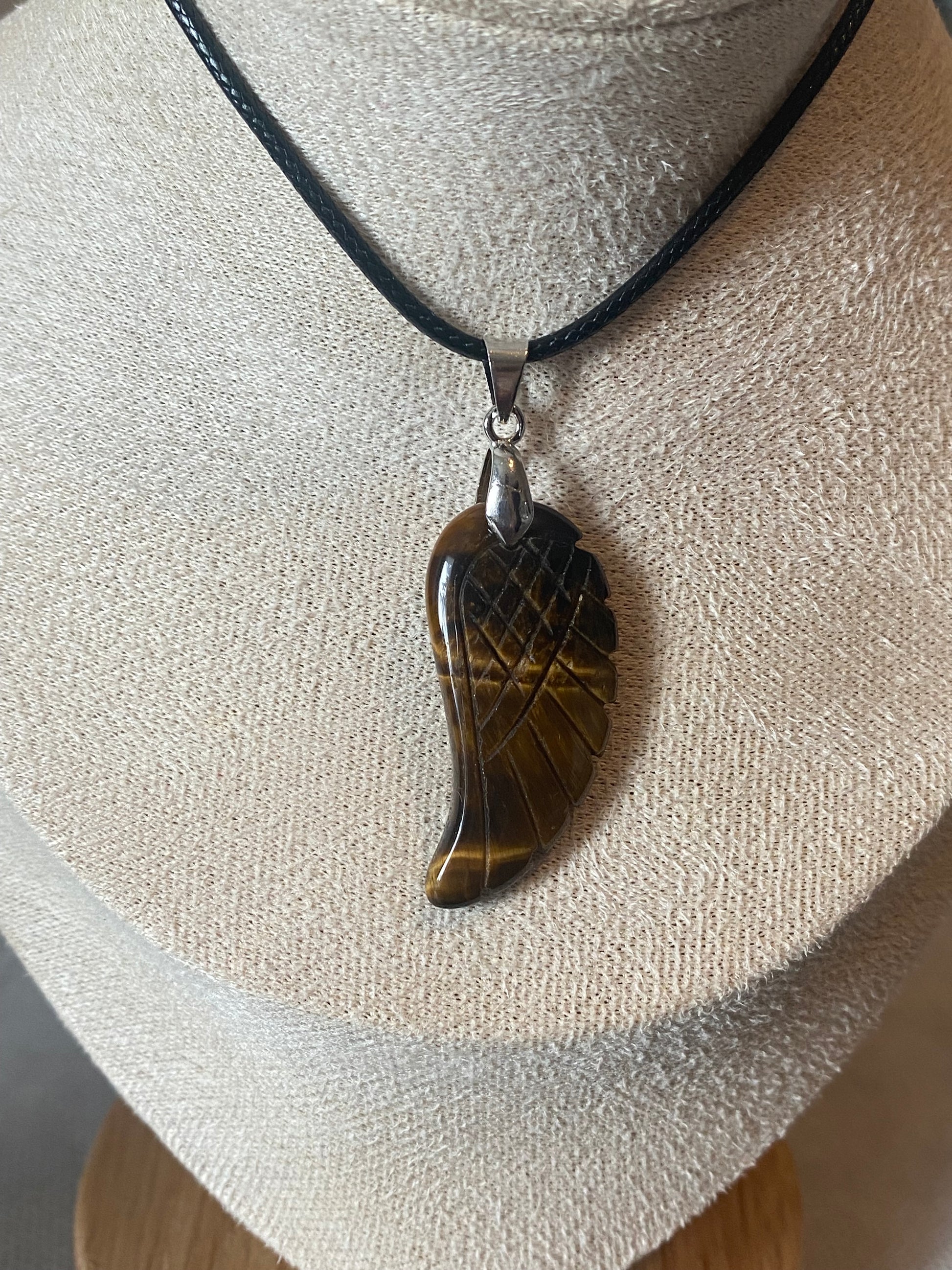 Pendentif en forme d’aile en pierre naturelle oeil de tigre