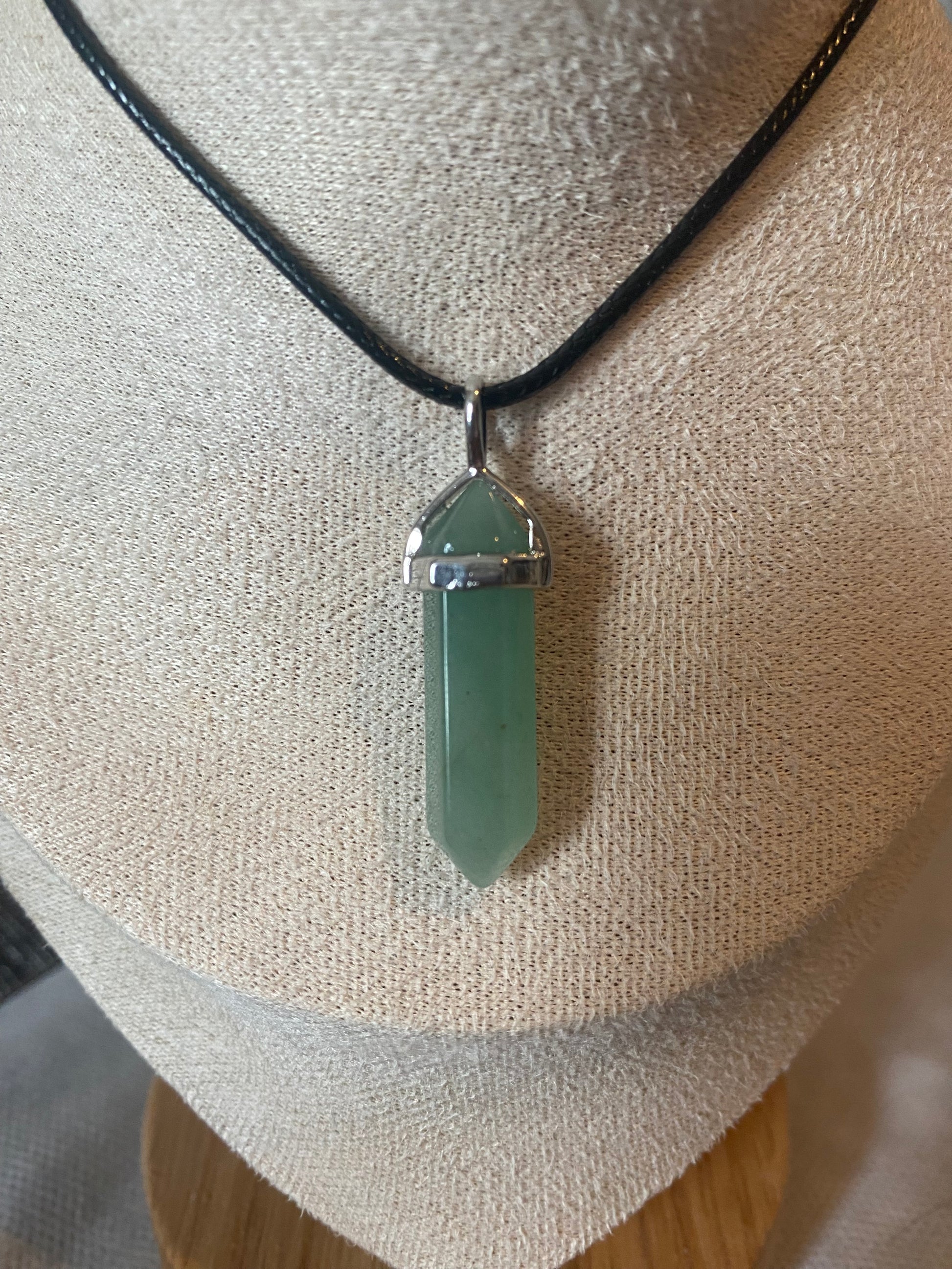 Pendentif en forme de pointe en pierre naturelle Aventurine verte