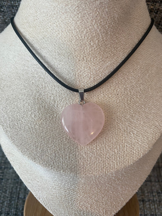 Pendentif en pierre naturelle quartz rose en forme de cœur