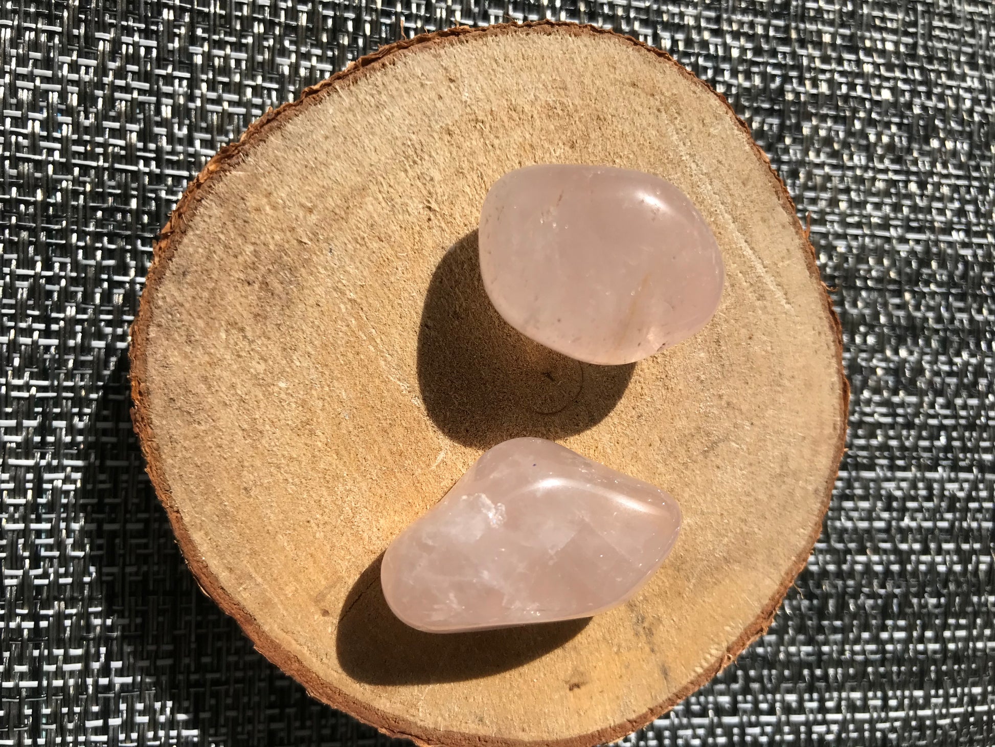 Pierre roulée de quartz rose