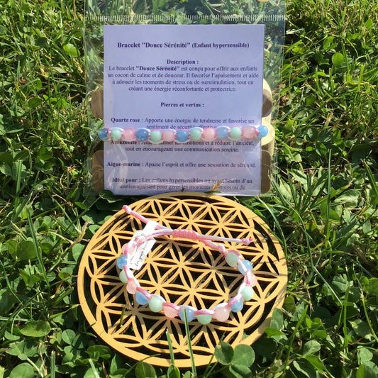 Le bracelet Douce Sérénité a été créé pour les enfants hypersensibles ou sujets au stress. Il favorise un climat intérieur doux, aide à réguler les émotions et soutient l’enfant dans les périodes de surstimulation ou d’agitation.
