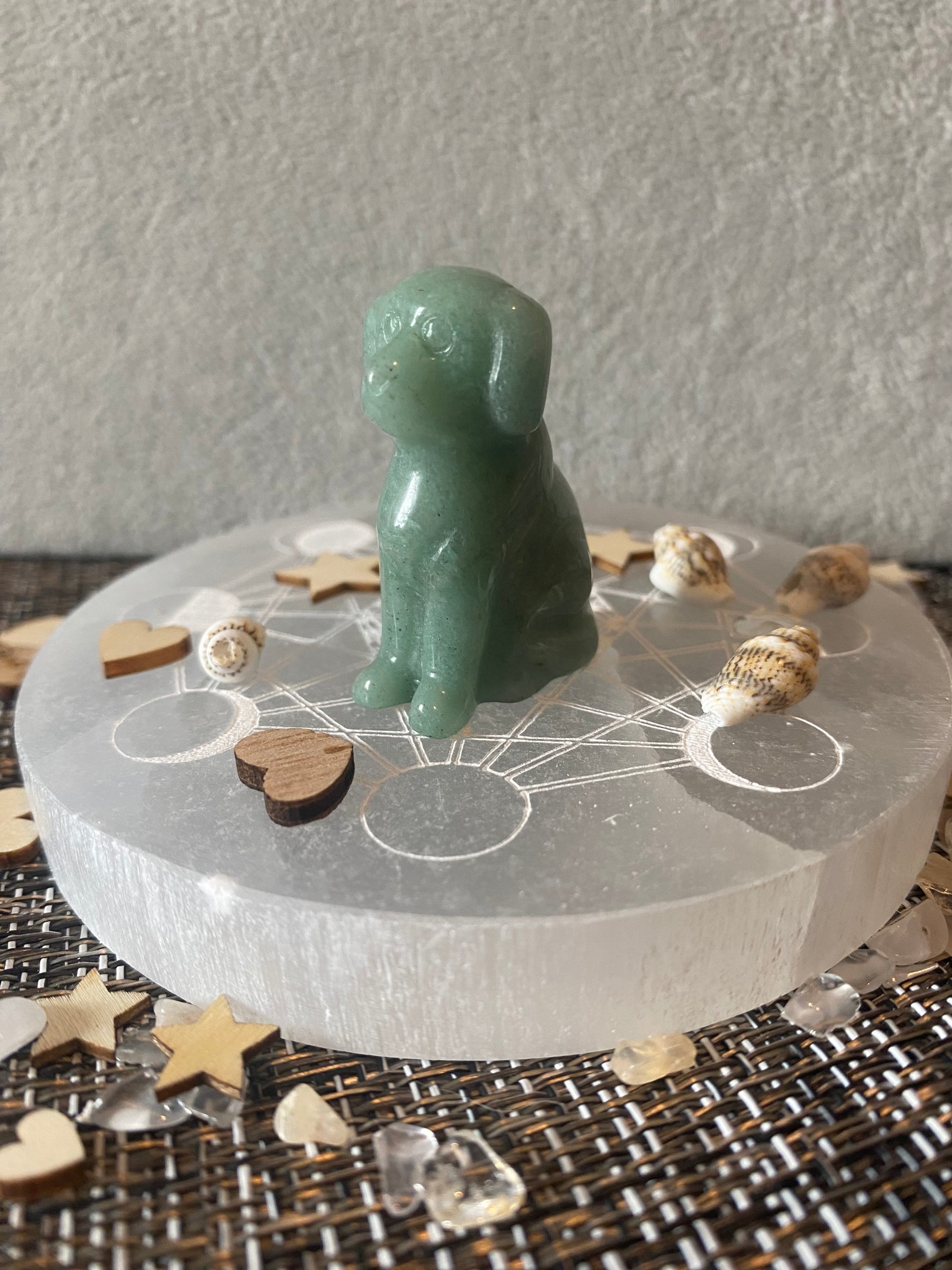 adorable petite statuette de chien en pierre naturelle aventurine verte