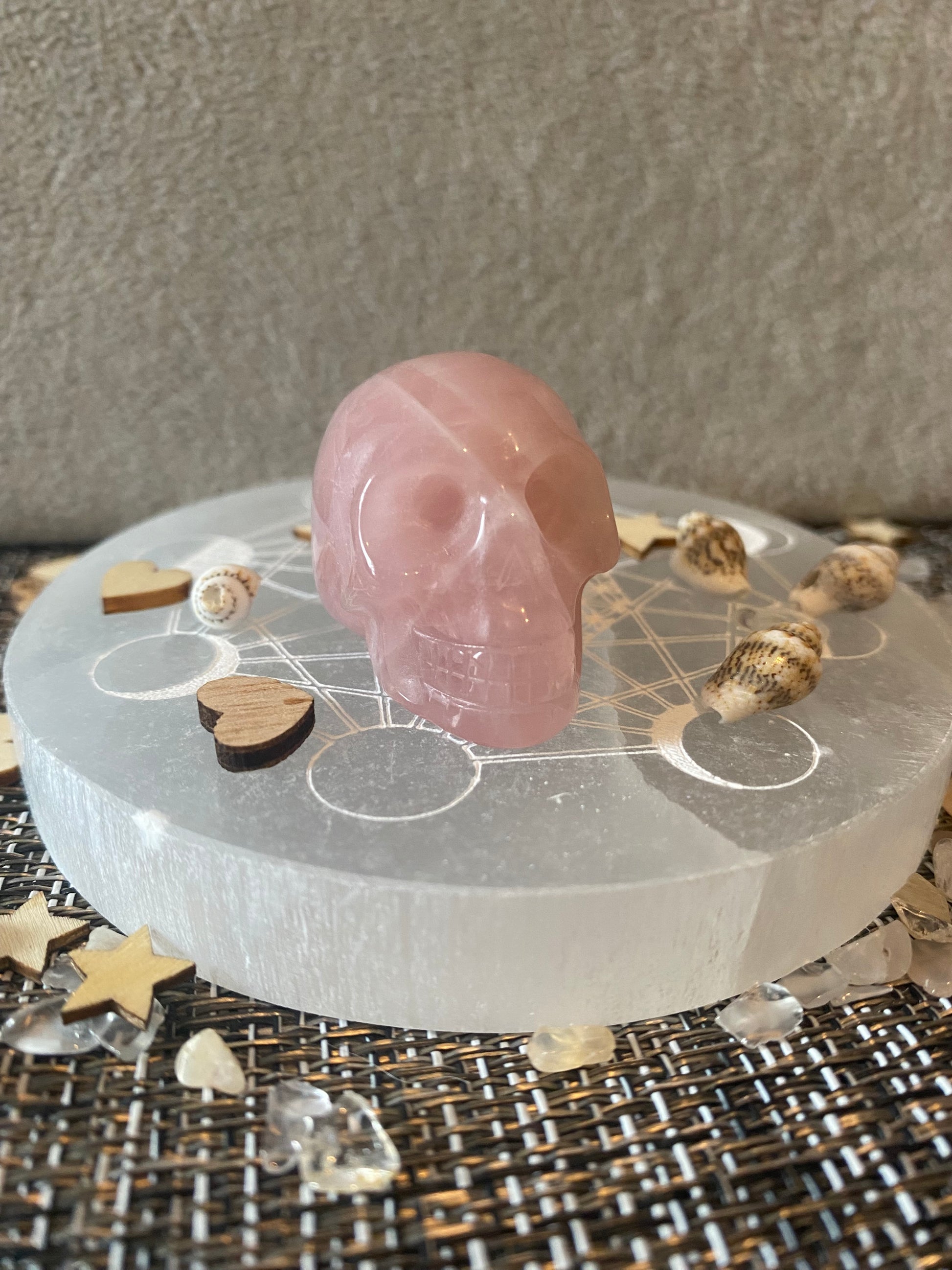 petite statuette de tête de mort en pierre naturelle quartz rose