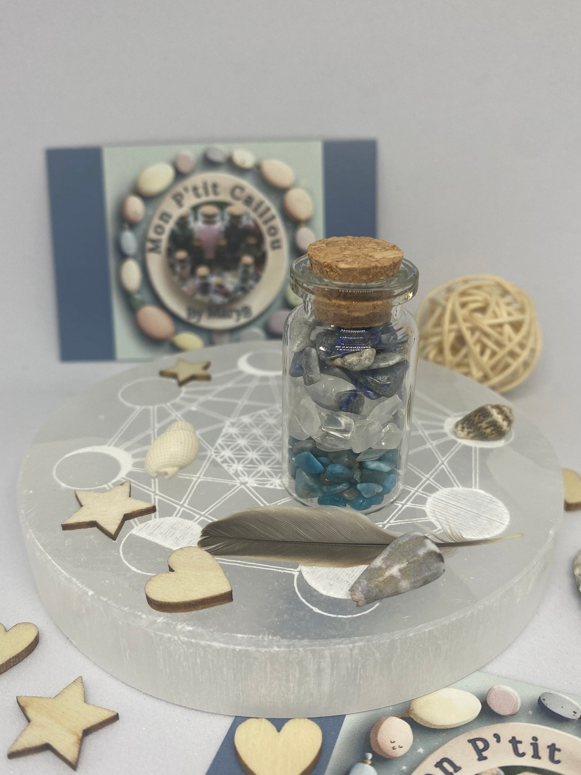 fiole d'intention ou spelljar, contenant des chips de pierre naturelle favorisant la communication, le lapis lazuli, l'apatite bleue et le cristal de roche