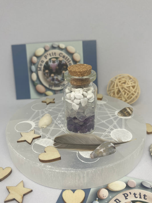 fiole d'intention ou spelljar, contenant des chips de pierre naturelle favorisant le sommeil et la diminution du stress, l'améthyste, la howlite et le cristal de roche