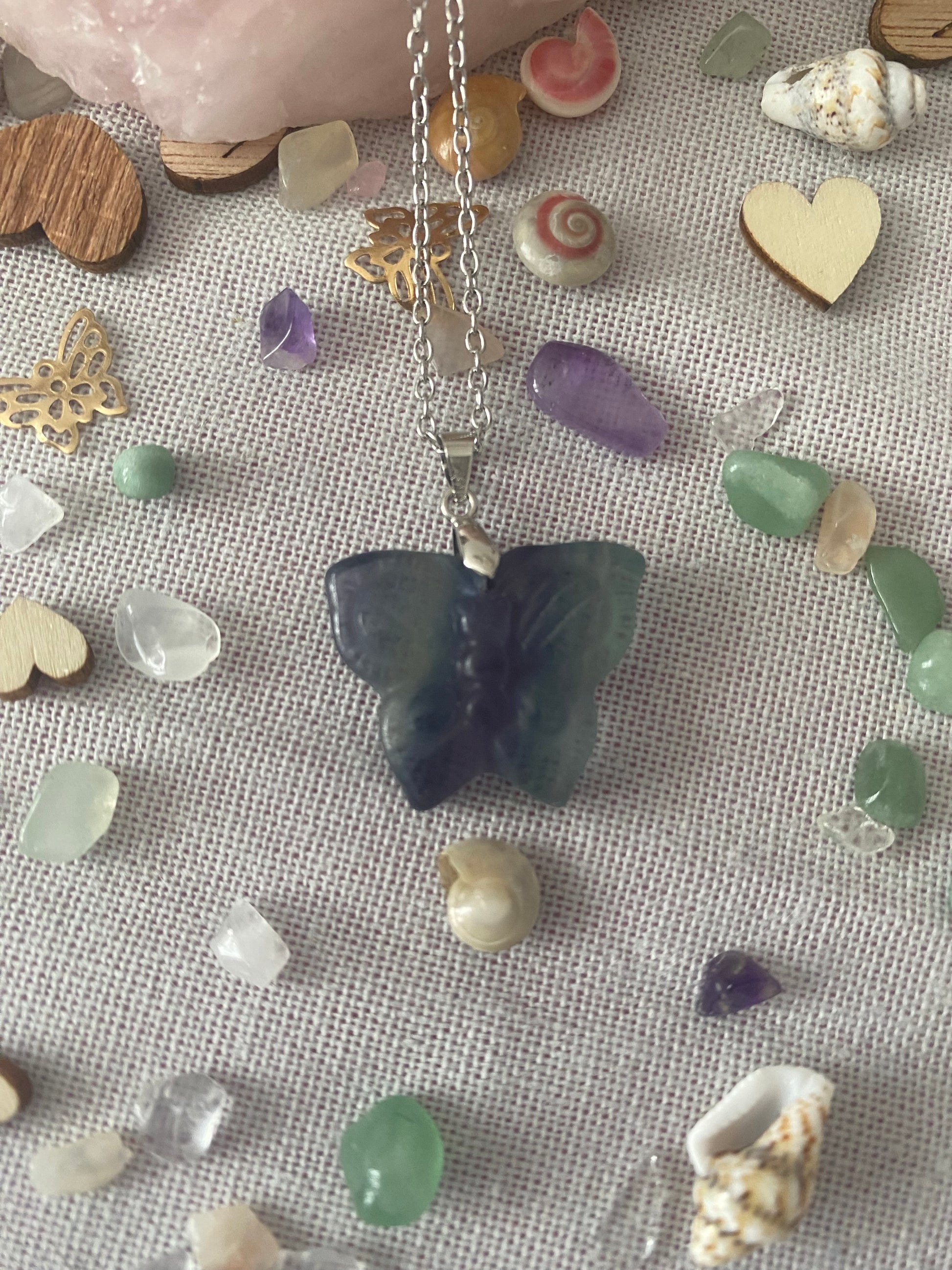 adorable pendentif papillon en fluorite arc en ciel