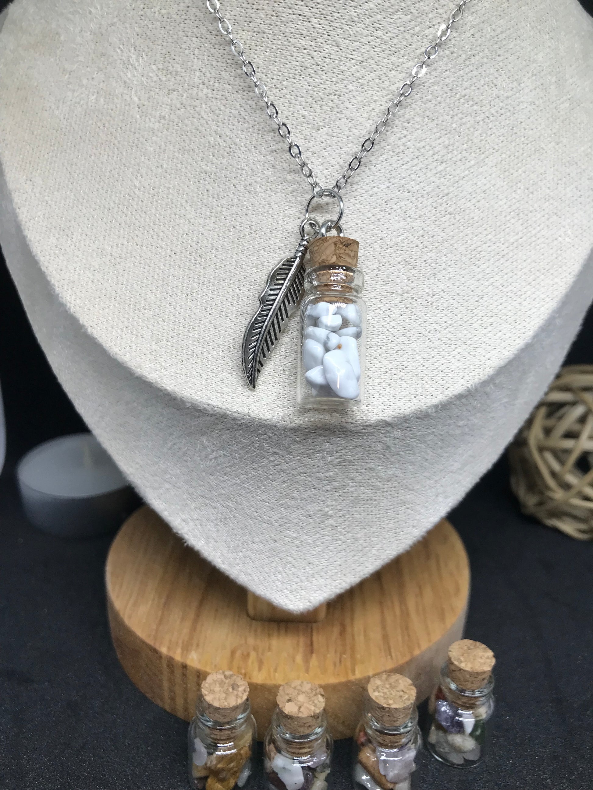 adorable pendentif en fiole contenant des chips pierre naturelle d'howlite suspendu sur une chainette argentée