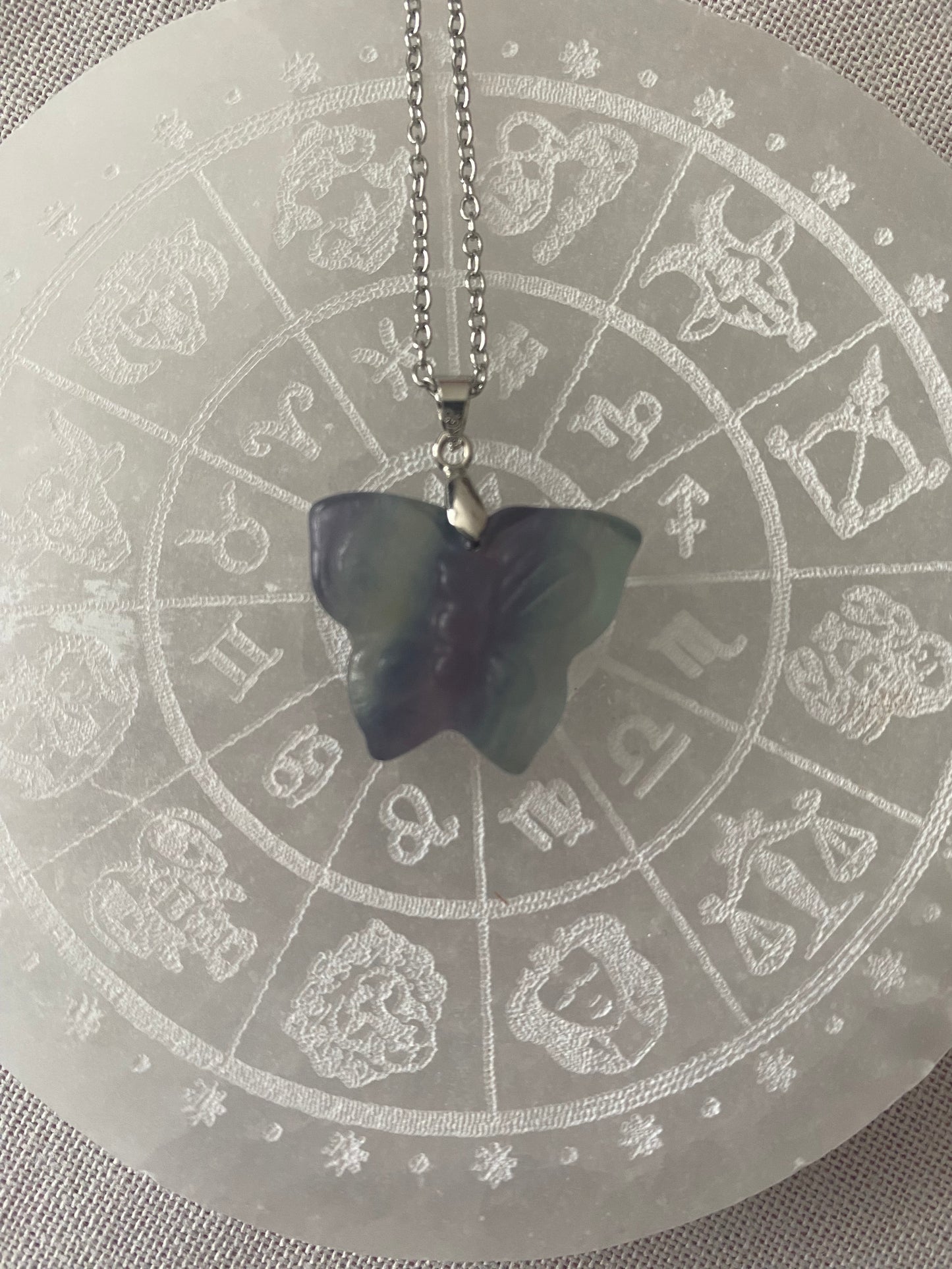 adorable pendentif papillon en fluorite arc en ciel