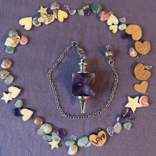 pendule divinatoire en améthyste en forme de merkaba