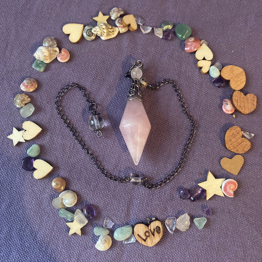 pendule divinatoire en forme de losange en quartz rose