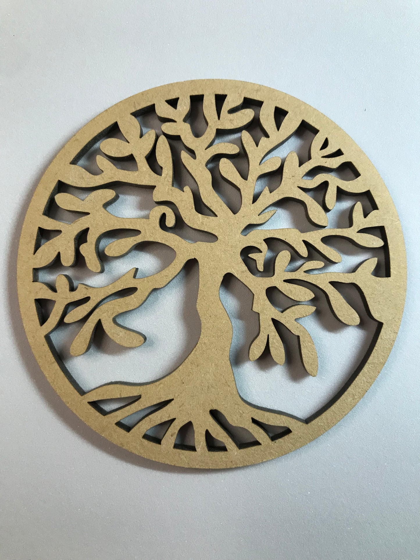 Très jolie plaque en bois gravée Arbre de Vie de 10cm de diamètre et de 4mm d’épaisseur.&nbsp;