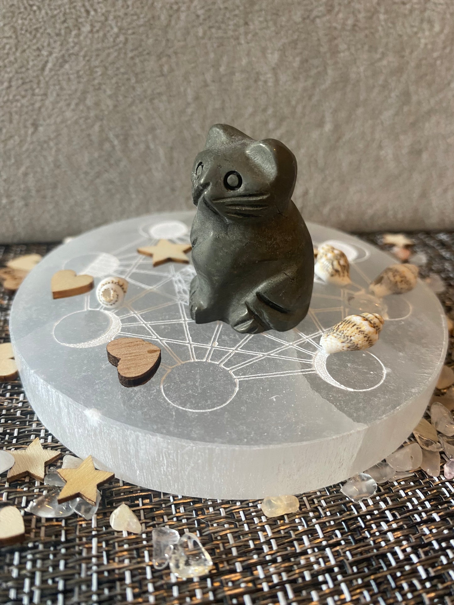 adorable petite statuette de chat en pierre naturelle pyrite