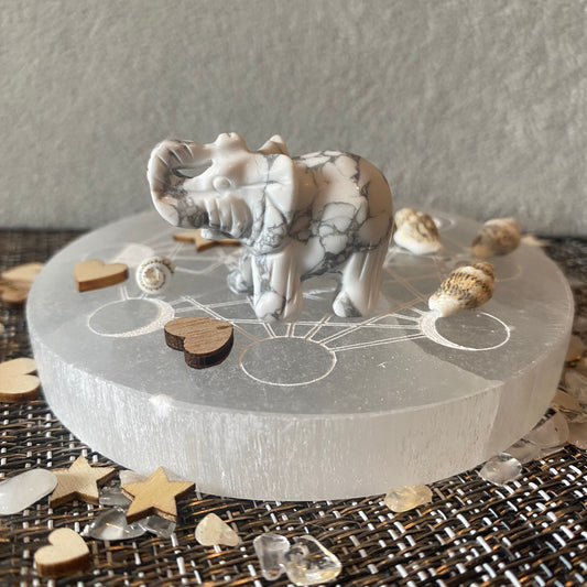 adorable petite statuette d'éléphant en pierre naturelle d'howlite