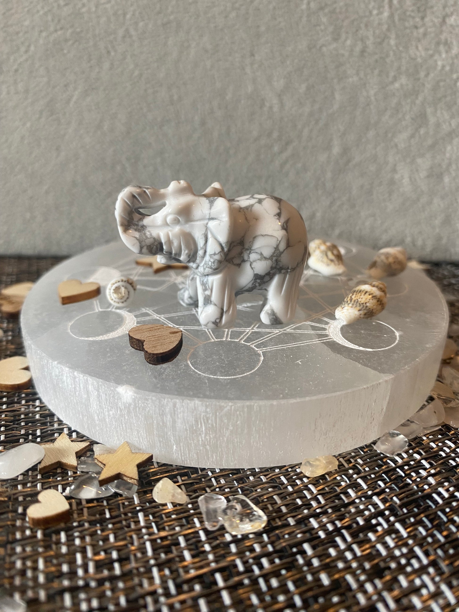 adorable petite statuette d'éléphant en pierre naturelle d'howlite